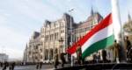Felvonják és félárbócra engedik a Magyar Köztársaság lobogóját 