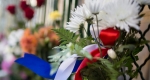 A párizsi áldozatok emlékére elhelyezett virágcsokrok a budapesti francia nagykövetség épülete előtt (MTI Fotó: Mohai Balázs)