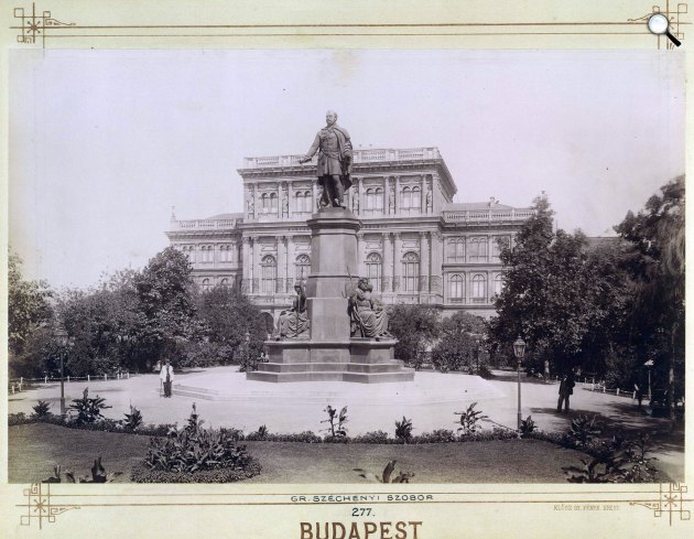 Széchenyi István (Ferenc József) tér, Széchenyi István szobra (Engel József, 1880.), háttérben a Magyar Tudományos Akadémia. A felvétel 1890 után készült. (Fotó: Fortepan / Budapest Főváros Levéltára. Levéltári jelzet: HU.BFL.XV.19.d.1.08.081)