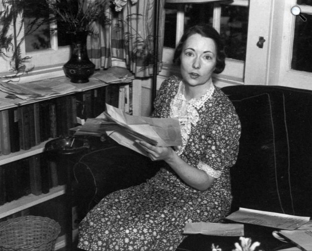 Margaret Mitchell írónő az Elfújta a szél kéziratával, 1937 (Fotó: atlantahistorycenter.com)