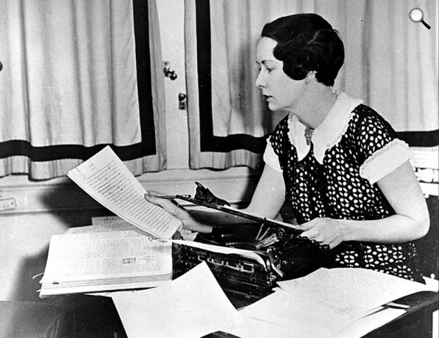 Margaret Mitchell írónő az Elfújta a szél kéziratával, 1937 (Fotó: atlantahistorycenter.com)