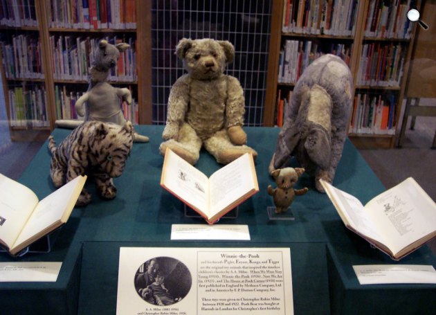 A.A. Milne és Christopher Robin Milne eredeti Micimackó-játékai (Fotó: Wikipédia)