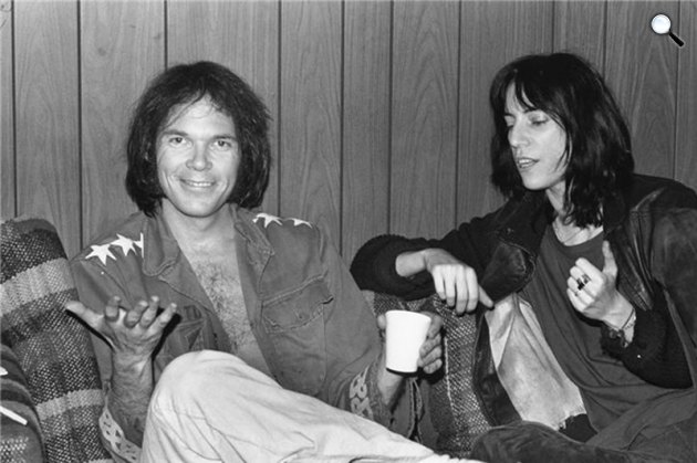 Neil Young és Patti Smith zenészek (Fotó: listal.com)