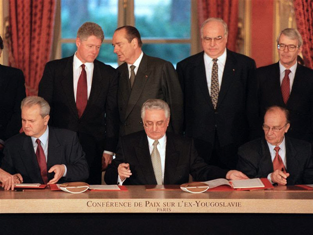 A daytoni békeszerződés aláírása, Slobodan Milosevic, Alija Izetbegovic, Franjo Tudjman és Warren Christopher, Bill Clinton, Jacques Chirac, Helmut Kohl, John Major (Fotó: Wikipédia)