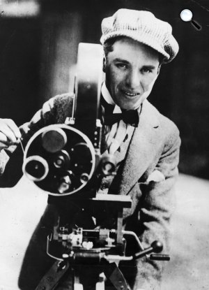 Charlie Chaplin a kamera mögött (Fotó: listal.com)