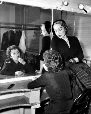 Édith Piaf sanzonénekes és Marlene Dietrich színésznő, 1952 (Fotó: listal.com)