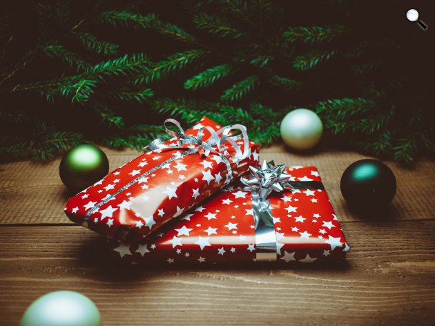 Könyvek, karácsonyfa, ünnep