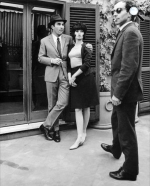 A megvetés, Michel Piccoli, Brigitte Bardot és Jean-Luc Godard, 1963 (Fotó: listal.com)