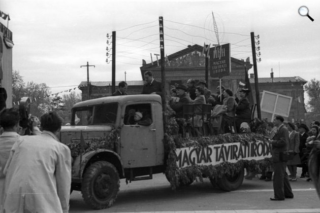 Hősök tere, háttérben a Műcsarnok, május 1-i ünnepség, 1947 (Fotó: Fortepan