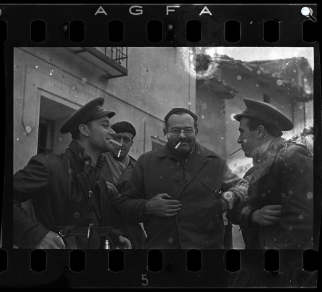 Robert Capa: Mexikói bőrönd - középen Ernest Hemingway, 1937. december (Fotó: Robert Capa/ICP/Magnum/OSA)