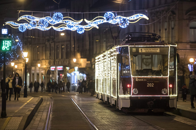 A fényfüzérekkel feldíszített villamos halad Miskolcon, 2015 (MTI Fotó: Kaszás Tamás)