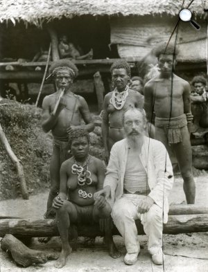 Bíró Lajos pápua feleségével és bennszülöttekkel, Új Guinea (Fotó: Magyar Természettudományi Múzeum