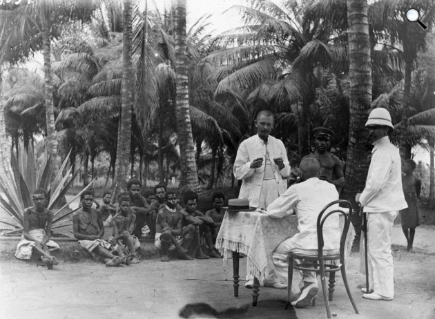 Orvosi rendelés a szabadban, Új-Guinea (Fotó: Bíró Lajos/Magyar Természettudományi Múzeum)