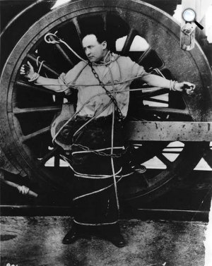 Harry Houdini bilincsben, kikötve (Fotó: Wikipédia)