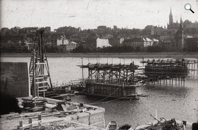 Az épülő Kossuth híd Budapesten, 1945 (Fotó: Fortepan)