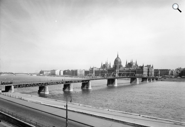 Az Országház és a Kossuth híd Buda felől, 1955 (Fotó: Fortepan)