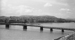 A Kossuth híd 1955-ben a Széchenyi rakpart felől nézve (Fotó: Fortepan)
