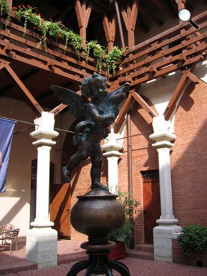 Ozorai Pipo-várkastély, Verocchio Delfines putto c. szobra, Ozora (Fotó: Forster Központ)