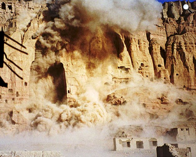 A Buddha-szobor felrobbantása, Bámiján-völgy, Afganisztán, 2001. március (Fotó: CNN)