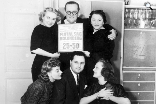 Álló sor: Déry Sári primadonna, Eisemann Mihály zeneszerző, Gombaszögi Ella komika. Guggoló sorban középen: Angyal Nagy Gyula operaénekes, 1940 (Fotó: Fortepan)