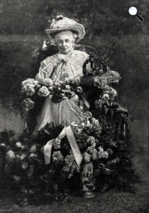 Prielle Kornélia színésznő a Margit-szigeten, 1905 (Fotó: OSZK)