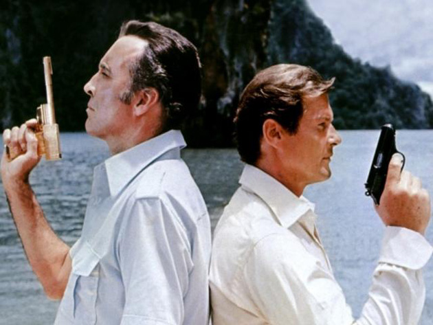James Bond - Az aranypisztolyos férfi - Christopher Lee és Roger Moore (Fotó: listal.com)