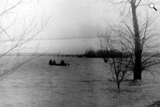 Dunai árvíz, háttérben a bogyiszlói templom, 1956 (Fotó: Közép-dunántúli Vízügyi Igazgatóság)