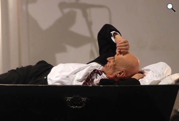 Halász Péter saját búcsúztatóján, a ravatalon - performansz (MTI Fotó: Beliczay László)