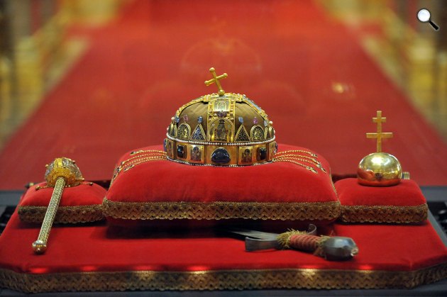 A Szent Korona az Országház kupolacsarnokában. (MTI Fotó: Kovács Tamás)