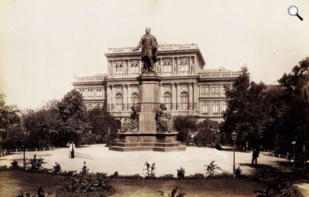 Széchenyi István (Ferenc József) tér, Széchenyi István szobra (Engel József, 1880.), háttérben a Magyar Tudományos Akadémia. A felvétel 1890 után készült. (Fotó: Fortepan / Budapest Főváros Levéltára. Levéltári jelzet: HU.BFL.XV.19.d.1.08.081)