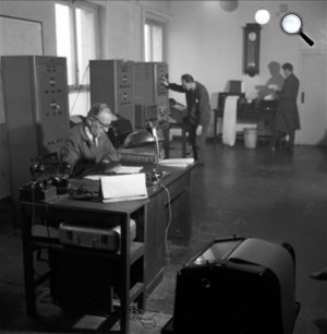 Újságírók munka közben a Magyar Távirati Iroda székházában. Budapest, 1956. április 23. (MTI Fotó: Papp Jenő)