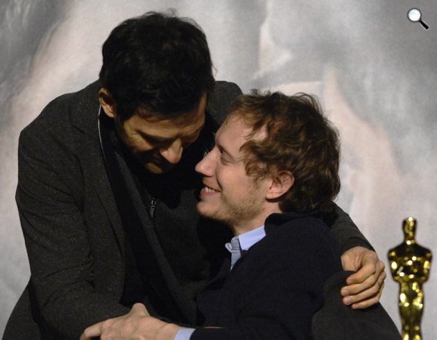 A legjobb idegen nyelvű film kategóriájában Oscar-díjat nyert Saul fia című film rendezője, Nemes Jeles László (j) és Röhrig Géza, a film főszereplője 