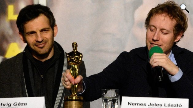 A legjobb idegen nyelvű film kategóriájában Oscar-díjat nyert Saul fia című film rendezője, Nemes Jeles László (j) és Röhrig Géza, a film főszereplője obb idegen nyelvű film kategóriájában Oscar-díjat nyert Saul fia című film rendezője (MTI Fotó: Kovács Tamás)