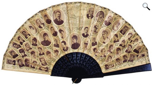  Paulay Ede (balra, nagy ovális kép) és a Nemzeti Színház társulata egy 1890 körül készült papírlegyezőn. (Fotó: OSZK)