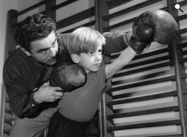 Papp László háromszoros olimpiai bajnok, későbbi profi Európa bajnok ökölvívó, 1956 (Fotó: Fortepan)