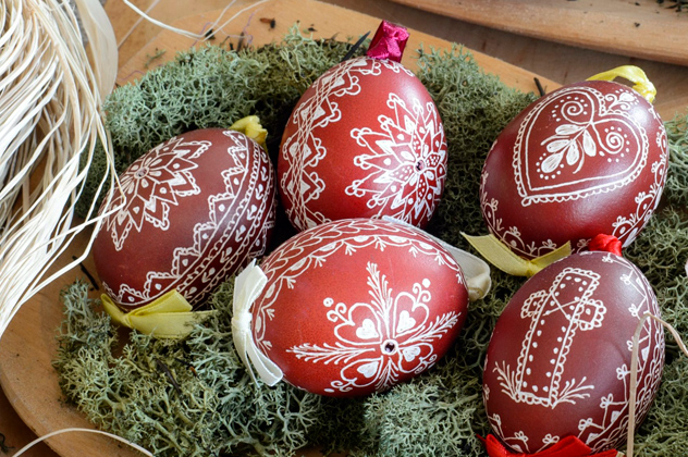 Húsvéti palóc lyukhímzéses hímes tojások (MTI Fotó: Komka Péter)