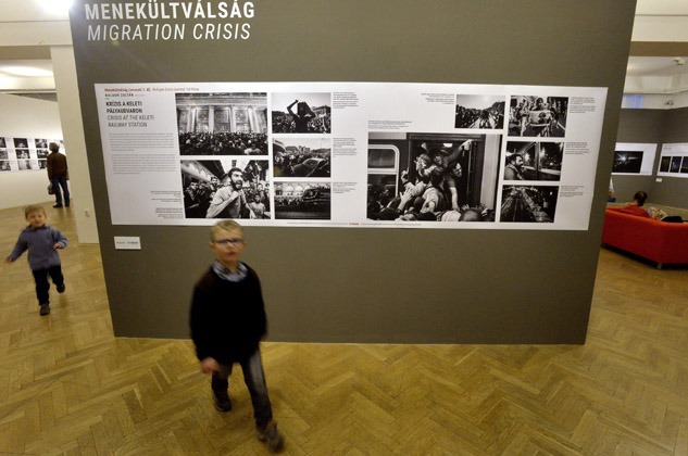 Átadták a Magyar Sajtófotó pályázat díjait - Balogh Zoltán (MTI/MTVA), Krízis a Keleti pályaudvaron c. sorozata, amely 1. díjat nyert a 34. Magyar Sajtófotó Pályázat menekültválság kategóriájában (MTI Fotó: MTI Fotó: Máthé Zoltán)