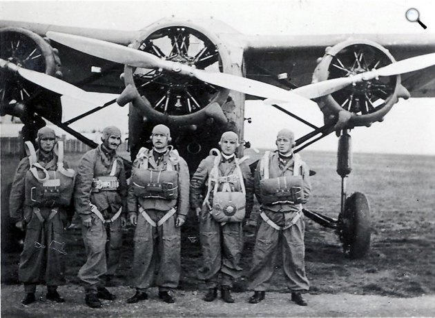 Ca-101 előtt, középen feltehetően Bertalan Árpád (Fotó: repulomuzeum.hu)