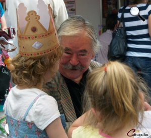 Könyvhét 2013 - Csukás István dedikál (Fotó: Garamvölgyi Katalin)