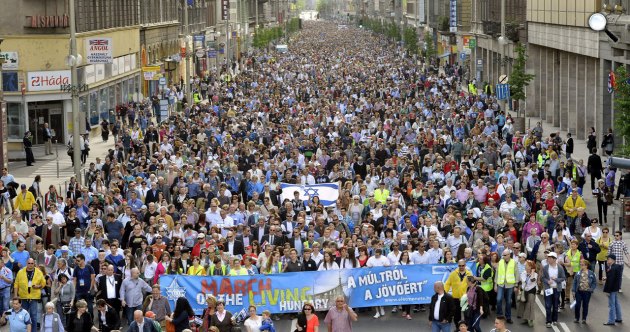 Az Élet menete halad a Rákóczi úton az Erzsébet híd pesti hídfőjétől a Keleti pályaudvarhoz 2014. április 27-én. Az Élet menete felvonulását idén, a magyarországi holokauszt 70. évfordulójának évében tizenkettedik alkalommal rendezték meg Budapesten, 2014 (MTI Fotó: Illyés Tibor)