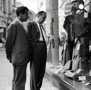 Izsák Imre (balról) és Detre László (jobbról) látható Hamburgban. A felvételt Lovas Miklós készítette 1964-ben (Fotó: BME)