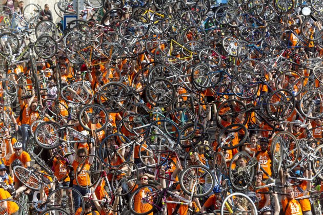 Résztvevők az I Bike Budapest elnevezésű felvonuláson 2016-ban (MTI Fotó: Mohai Balázs)