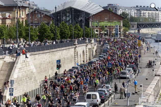 Résztvevők az I Bike Budapest elnevezésű felvonuláson 2016-ban (MTI Fotó: Mohai Balázs)