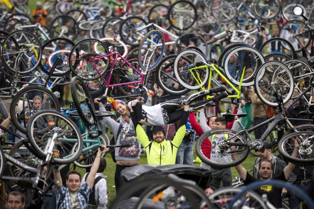 Résztvevők az I Bike Budapest elnevezésű felvonuláson 2016-ban (MTI Fotó: Mohai Balázs)