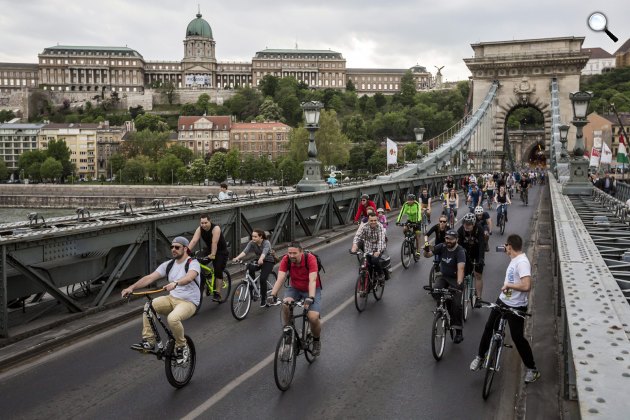 Résztvevők az I Bike Budapest elnevezésű felvonuláson 2016-ban (MTI Fotó: Mohai Balázs)