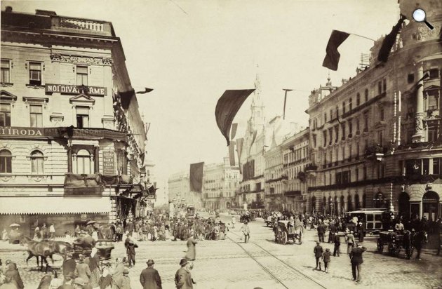 Rákóczi út - Nagykörút kereszteződés 1894. április 1-én, Kossuth Lajos temetése alkalmával (Fotó: Fortepan)