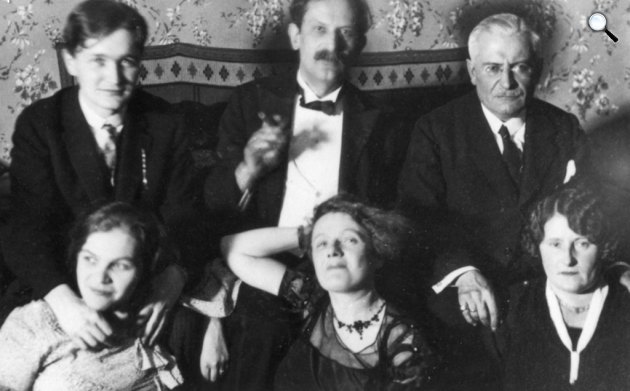 Németh László, Babits Mihály, Farkas Zoltán, Németh Lászlóné, Török Sophie és Farkas Zoltánné 1931 szilveszterén az Attila úti lakásban (Fotó: OSZK)