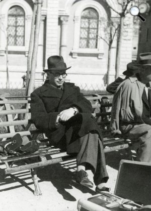 Szerb Antal (1901-1945) egy padon pihen uti csomagok előtt, 1935 körül (Fotó: PIM)