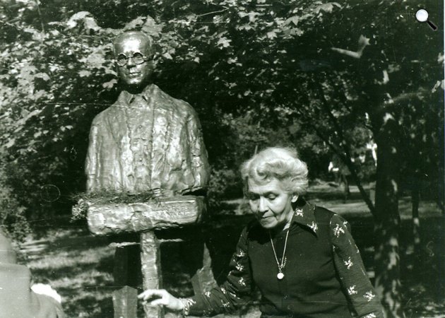    Szerb Antal mellszobra, mellette áll felesége Bálint Klára, 1978 (Fotó: PIM)