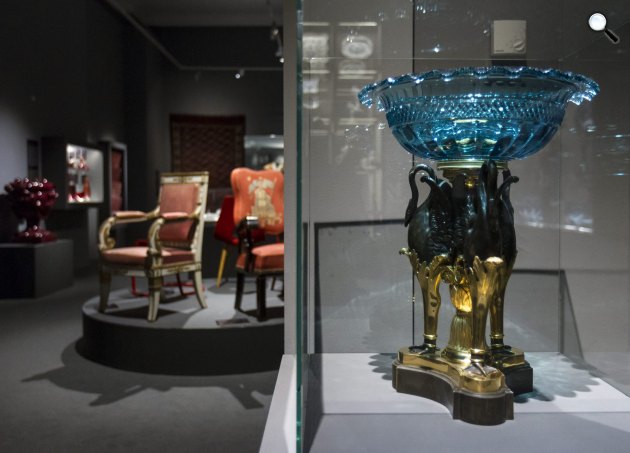  19. századi francia talpas dísztál az Iparművészeti Múzeum Színekre hangolva című kiállításon (MTI Fotó: Szigetváry Zsolt)